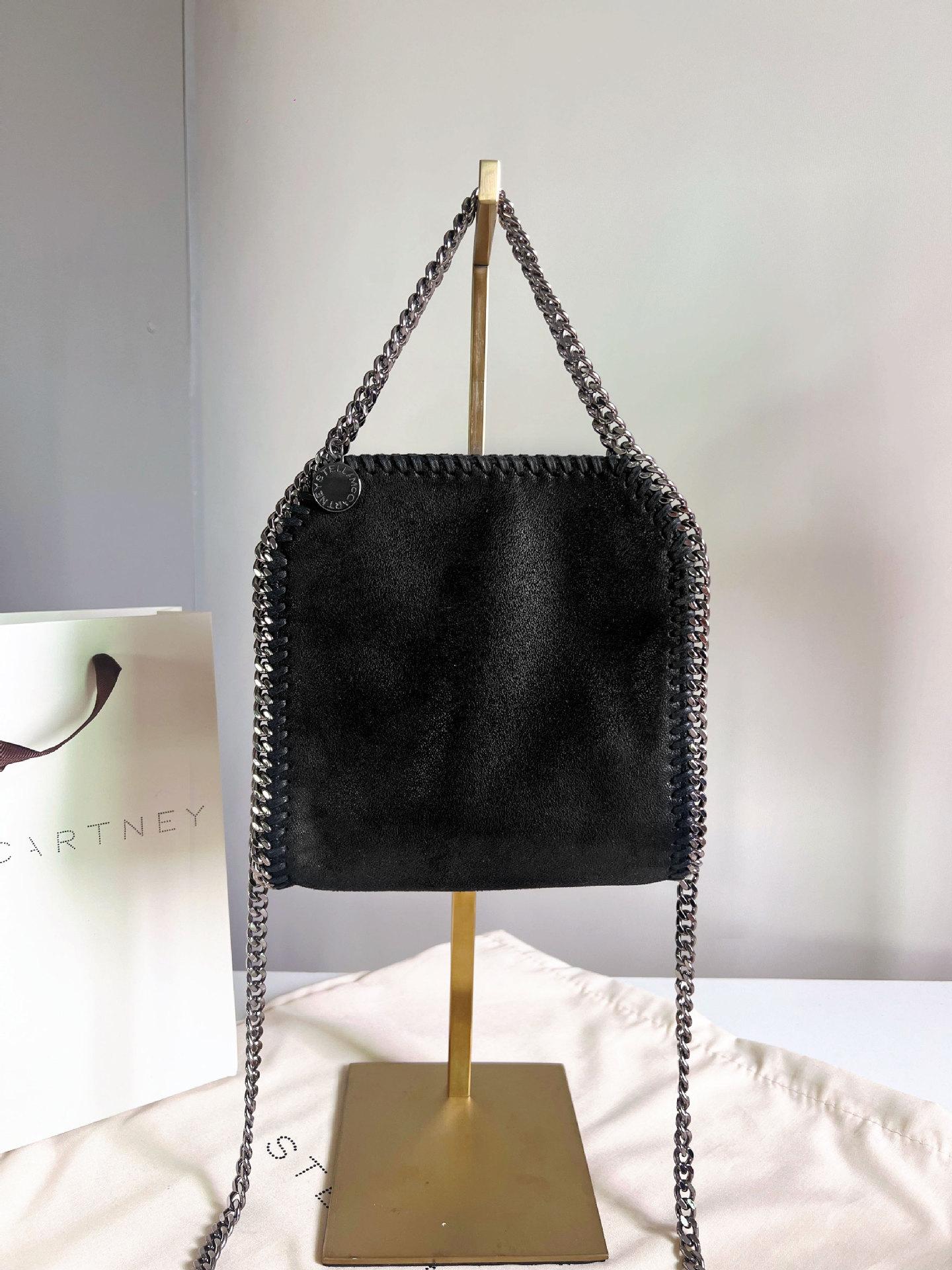 Sac bandoulière noir en cuir avec chaîne dorée