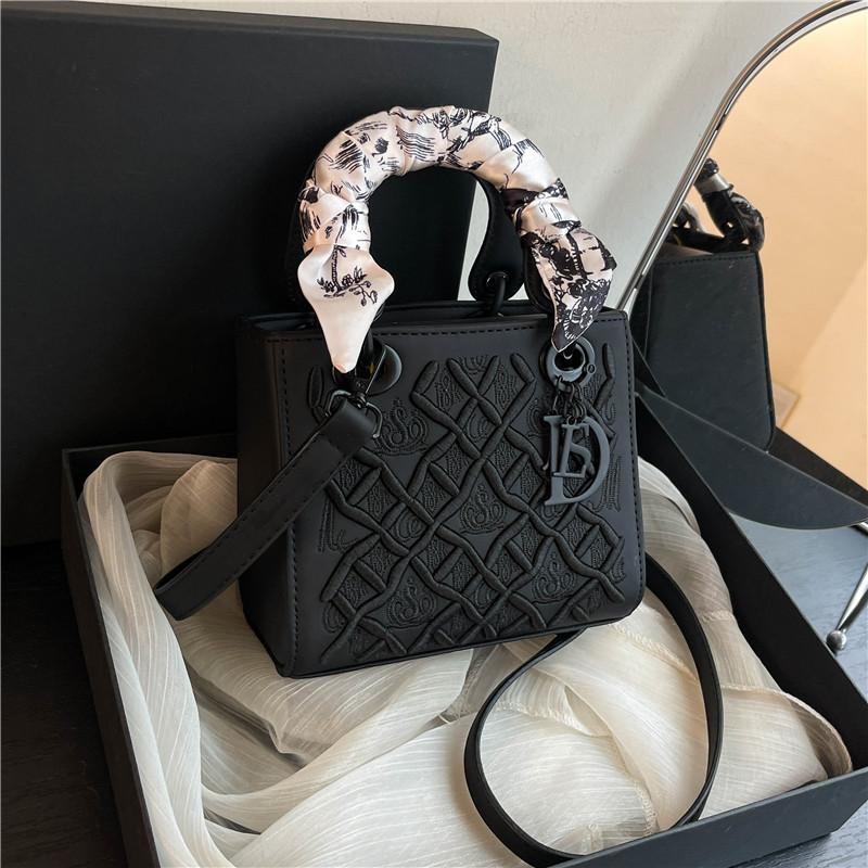 Mini pochette de soirée matelassée noire avec foulard en soie
