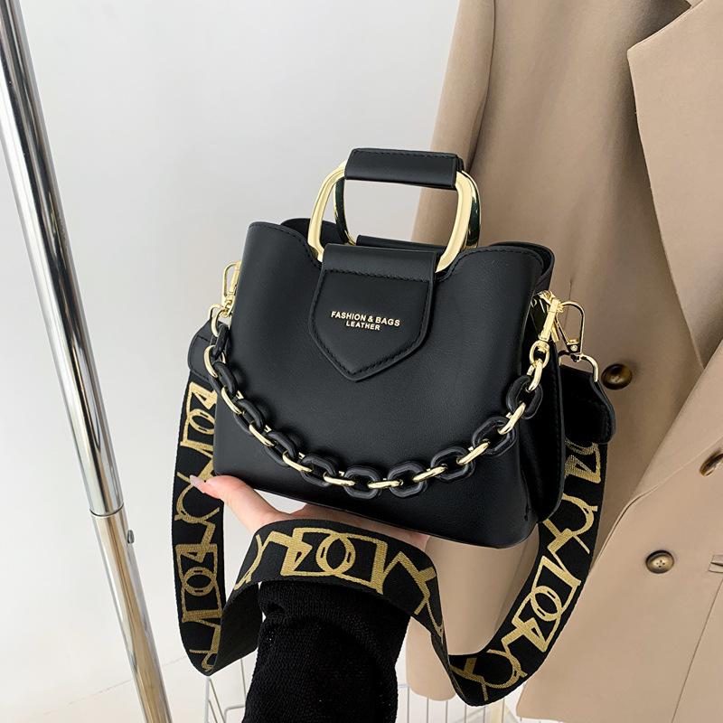 Sac seau rétro de style bucket porté à l'épaule